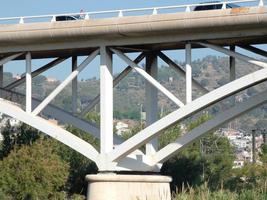 Brücke über einen Fluss für die Durchfahrt von Kraftfahrzeugen foto