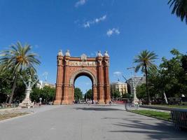 triumphbogen in barcelona, modernes gebäude aus rotem backstein foto