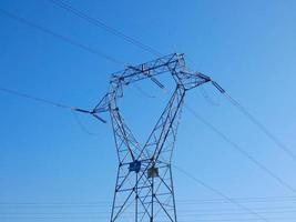 Strommasten in ländlichen Gebieten, die Strom in unsere Häuser bringen foto