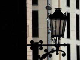 klassische hintergrundbeleuchtete lampe im gotischen viertel von barcelona, spanien. foto