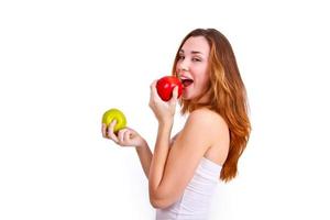 attraktives Mädchen, das Äpfel auf weißem Hintergrund isst
