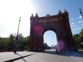 hintergrundbeleuchteter triumphbogen der stadt barcelona foto