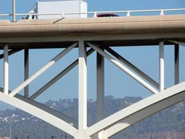 Brücke über einen Fluss für die Durchfahrt von Kraftfahrzeugen foto