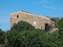 typisches katalanisches berghaus in der nähe von barcelona, spanien foto