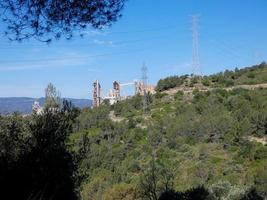 Zementfabrik ohne Aktivität in der Nähe der Stadt Barcelona foto