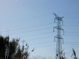 Strommasten in ländlichen Gebieten, die Strom in unsere Häuser bringen foto