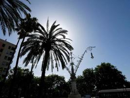 Hintergrundbeleuchtete Details eines modernistischen Kronleuchters in der Stadt Barcelona foto