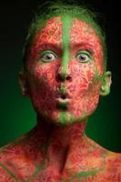 emotionale Frau mit roten Mehrfachlinien und grünen Haaren