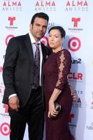 los angeles, sep 27 - ricardo antonio chavira, ehefrau bei den alma awards 2013, ankunft im pasadena civic auditorium am 27. september 2013 in pasadena, ca foto