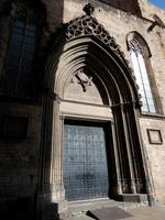 details des religiösen gebäudes, kirche von santa maria del mar im geborenen viertel von barcelona. foto