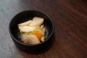 Tsukemono, japanisches eingelegtes Gemüse. japanisches traditionelles essen, eingelegtes gemüsesalz foto