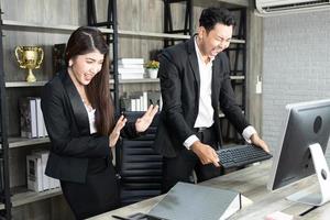 emotionale kollegen, die im büro kämpfen. Konflikte am Arbeitsplatz. wütender Chef. Mann als Chef im Büro geht gewalttätig gegen eine Frau als Angestellte vor foto