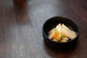 Tsukemono, japanisches eingelegtes Gemüse. japanisches traditionelles essen, eingelegtes gemüsesalz foto