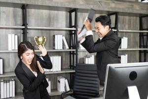 emotionale kollegen, die im büro kämpfen. Konflikte am Arbeitsplatz. wütender Chef. Mann als Chef im Büro geht gewalttätig gegen eine Frau als Angestellte vor foto