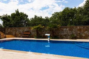 Freibad mit blauem Wasser ohne Menschen. foto