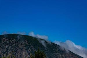 mount ayu dag mit wolken auf dem hintergrund des schwarzen meeres am frühen morgen. foto