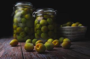 hausgemachte eingelegte Pflaume mit Likör und Kandiszucker in der Glasflasche. foto