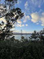 Große rote Brücke in Lissabon. foto