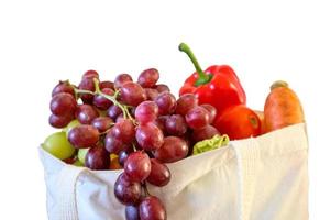 Frisches Obst und Gemüse Lebensmittelprodukt in wiederverwendbarer Einkaufstasche isoliert auf weißem Hintergrund mit Beschneidungspfad foto