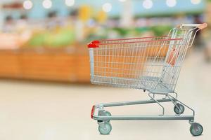 supermarkt-lebensmittelgeschäft mit leerem einkaufswagen foto