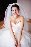 Porträt einer wunderschönen Braut bricht in Lachen aus
