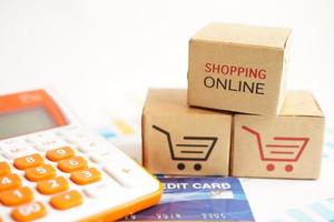 Online-Shopping, Warenkorbbox mit Kreditkarte, Import-Export, Finanzhandel. foto