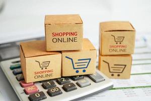 online-shopping, einkaufswagenbox auf rechner, import export, finanzhandel. foto