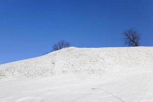 schneebedeckter Hügel foto