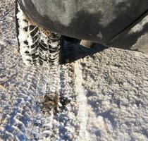 Schnee, der am Auto haftet foto