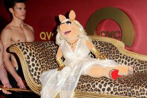 los angeles, 1. märz - miss piggy beim qvc 5. jährlichen roten teppich style event im four seasons hotel am 1. märz 2014 in beverly hills, ca foto