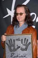 los angeles, 20. nov - geddy lee von rush bei der zeremonie, bei der rush in den rockwalk des guitar center am 20. november 2012 in los angeles, ca foto