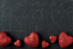 rote Herzen an einer Tafel zum Valentinstag