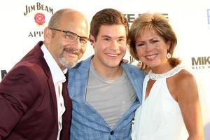 los angeles, 29. juni - dennis devine, adam devine, penny devine am mike und dave brauchen hochzeitstermine premiere im cinerama dome at arclight hollywood am 29 foto