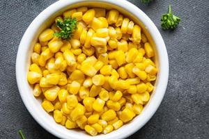 Mais-Mais-Platte gekocht essfertig frische gesunde Mahlzeit Lebensmittel-Snack-Diät auf dem Tisch Kopie Raum Lebensmittel Hintergrund rustikale Draufsicht foto