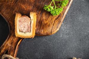 fleischpastete croute teig schweinefleisch oder rindfleisch, huhn französisches essen frische mahlzeit lebensmittelsnack auf dem tisch kopierraum lebensmittelhintergrund rustikal foto