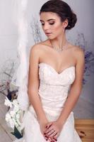 junge Braut im Hochzeitskleid sitzt auf Schaukel im Studio foto