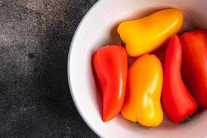 kleine paprika frisches gemüse gesunde mahlzeit essen snack diät auf dem tisch kopierraum foto