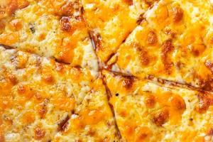 käsige pizza 4 käsesorten frisches gericht gesunde mahlzeit essen snack diät auf dem tisch kopierraum essen hintergrund rustikale draufsicht foto