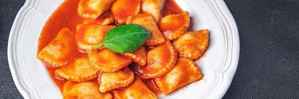 Ravioli gefülltes Fleisch Pasta Tomatensauce frisches Gericht gesunde Mahlzeit Lebensmittel Snack Diät auf dem Tisch Kopie Raum Lebensmittel Hintergrund rustikal Draufsicht foto