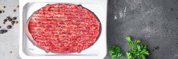 rohes Schnitzel Burger Rindfleisch Schweinefleisch frisches Gericht gesunde Mahlzeit Lebensmittel Snack Diät auf dem Tisch Kopie Raum Lebensmittelhintergrund rustikale Draufsicht foto