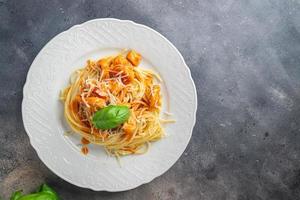 Pasta Spaghettitomate Sauce Hühnerfleisch frisch gesunde Mahlzeit Lebensmittel Snack Diät auf dem Tisch kopieren Raum Lebensmittel Hintergrund