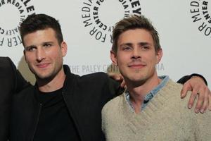 Los Angeles, 7. Januar - Parker Young, Chad Lowell bei der Premiere von Fox's Enlisted im Paley Center for Media am 7. Januar 2014 in Beverly Hills, ca foto