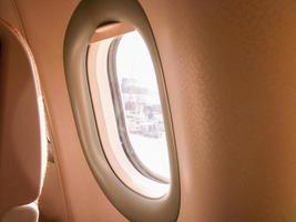 typisches flugzeugfenster aus der beifahrersitzansicht und dunkler hintergrund für tapeten träumendes atmosphärenkonzept foto