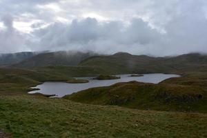 schöne landschaftliche aussichten auf angle tarn in england foto