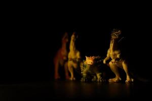 Dinosaurier-Spielzeug auf schwarzem Hintergrund foto