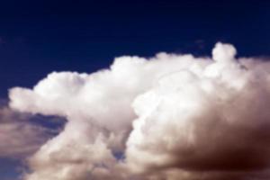 fotografierte den Himmel mit Wolken foto