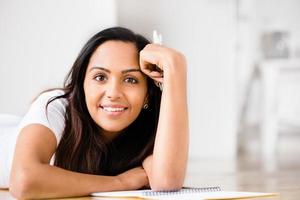 glückliche indische Frau Student Ausbildung Schreiben studieren