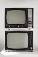 zwei Vintage-Fernseher auf weißem Hintergrund foto