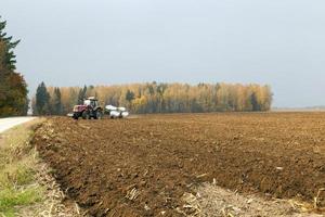 gepflügtes Feld von einem Traktor foto