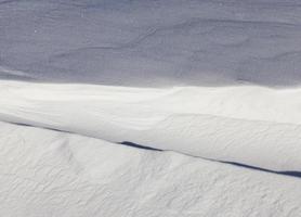 tiefe Schneeverwehungen, zylindrische Stapel foto